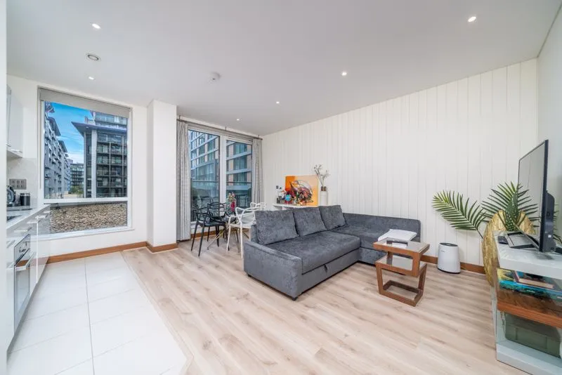1 bed flat for sale — Queenstown Road, London