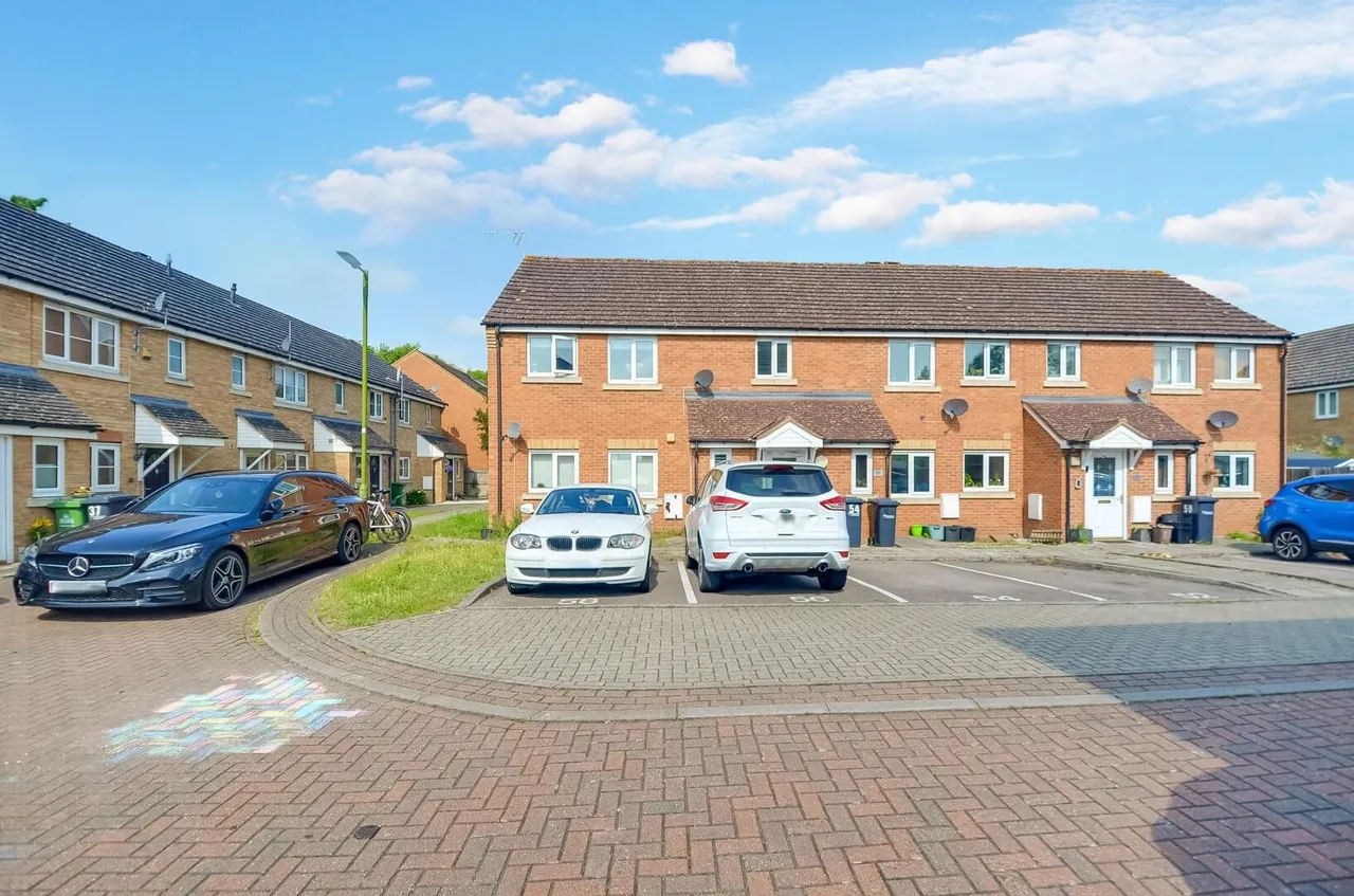 2 bed flat for sale — Michigan Close, Broxbourne