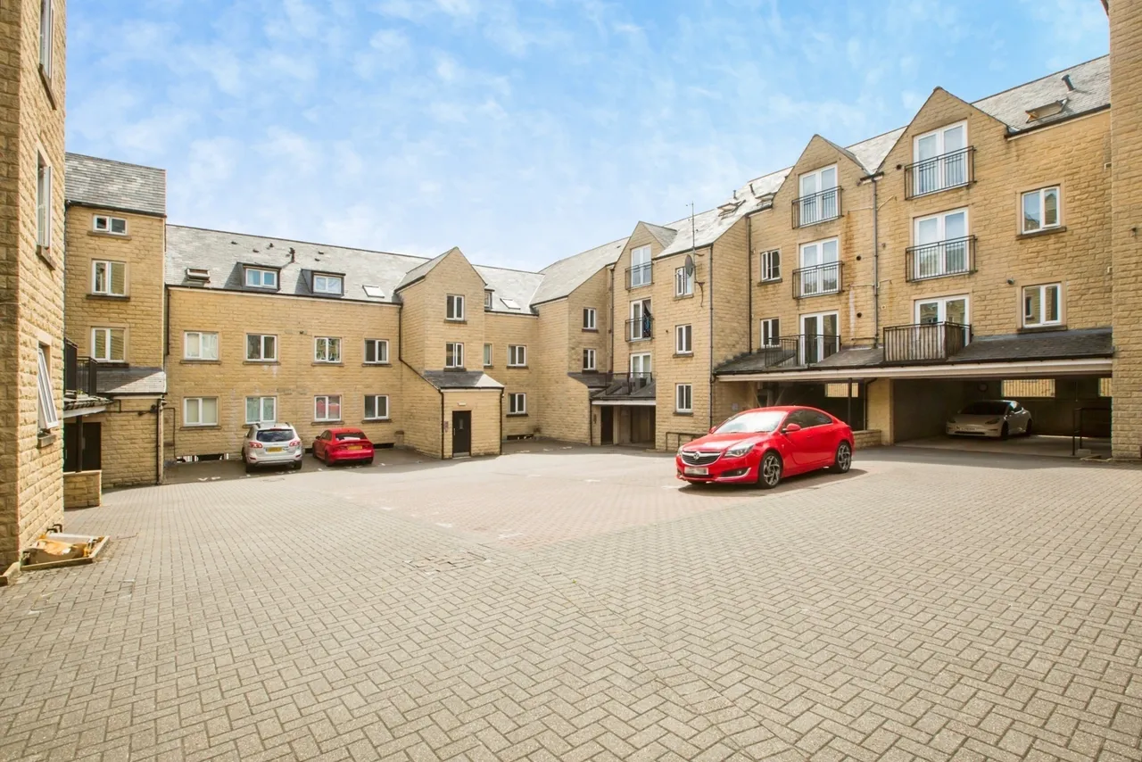 2 bed flat for sale — West View, Boothtown, Halifax, West Yorkshire, HX3
