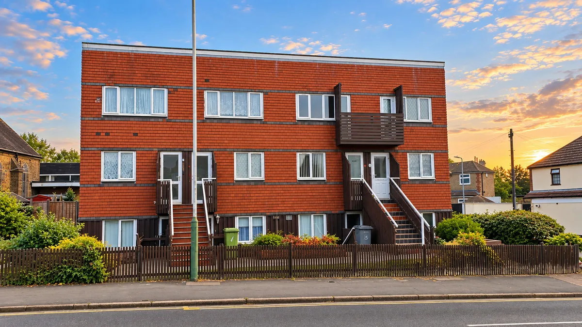 2 bed flat for sale, Brentwood Road, Romford, RM1