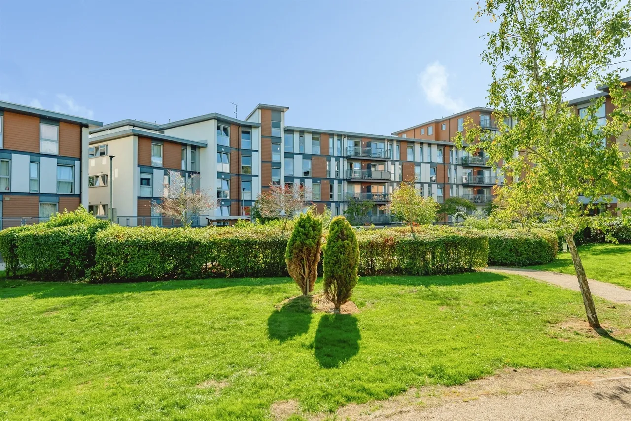 Commonwealth Drive, Crawley, RH10, photo 18