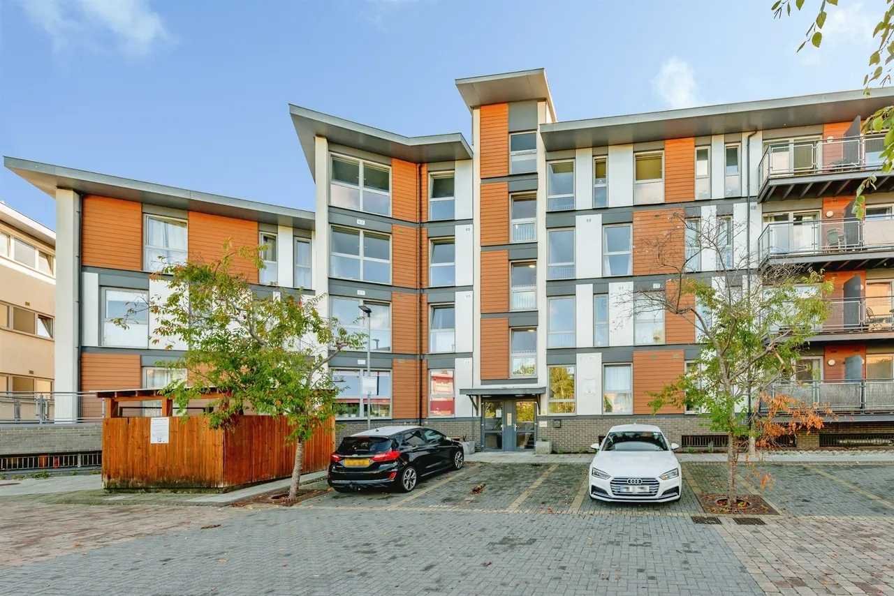 2 bed flat for sale, Commonwealth Drive, Crawley, RH10