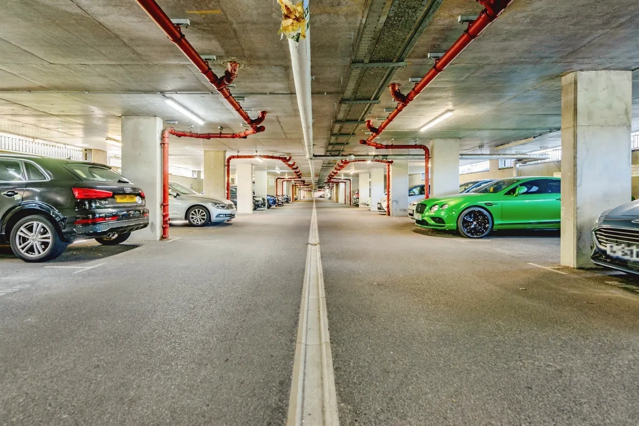 Commonwealth Drive, Crawley, RH10, photo 11