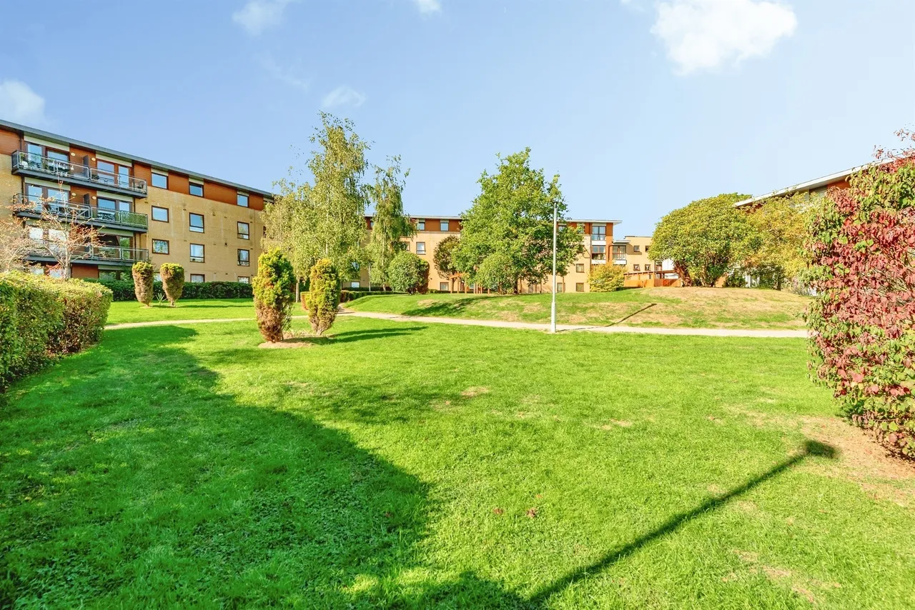 Commonwealth Drive, Crawley, RH10, photo 2
