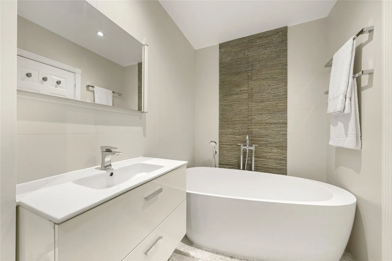 Ellesmere Place, Walton-on-Thames, Surrey, KT12, photo 16