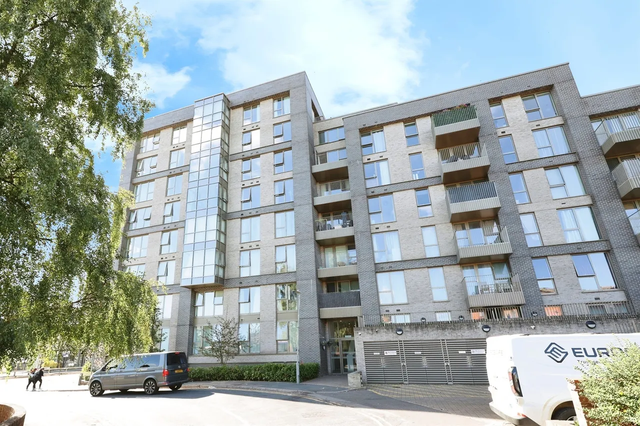 2 bed flat for sale — West Street, Watford