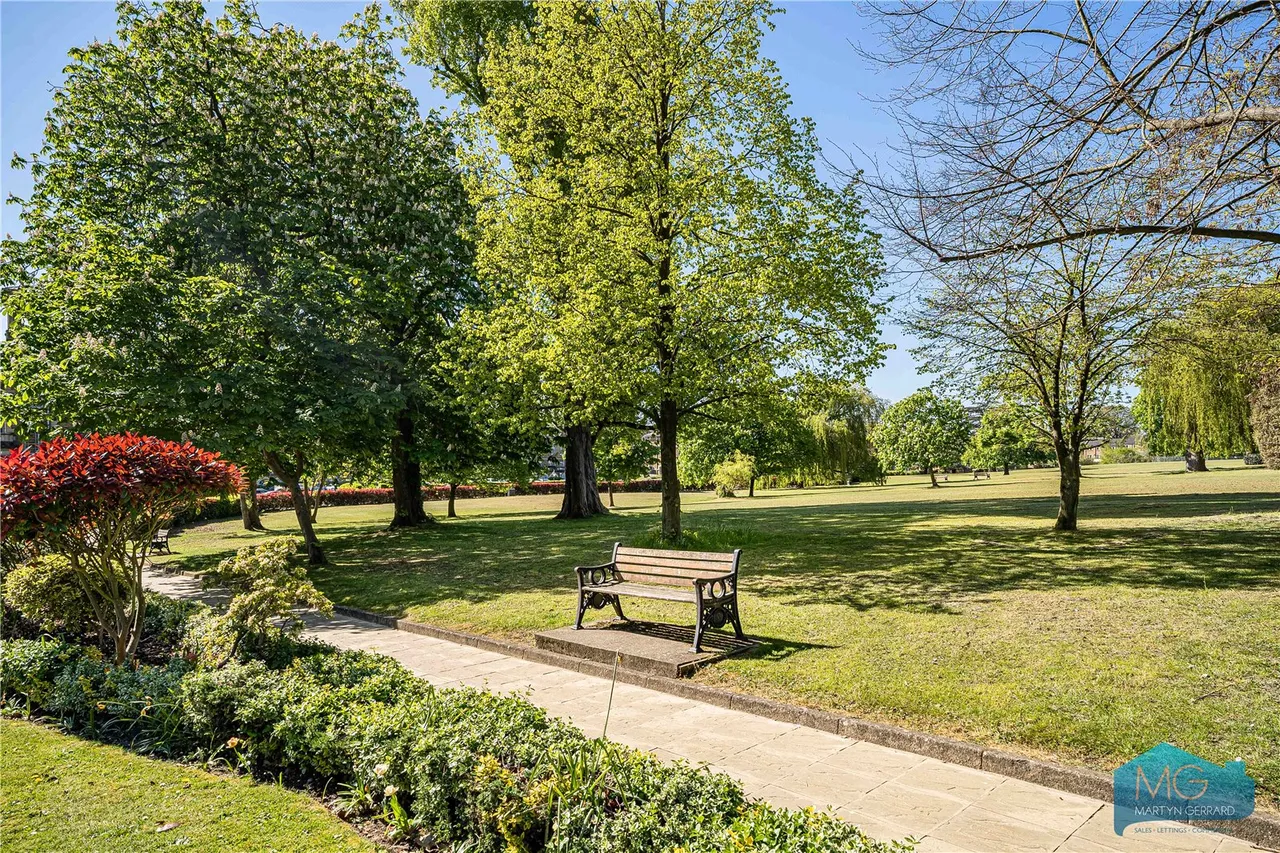 Royal Drive, Friern Barnet, N11, photo 5