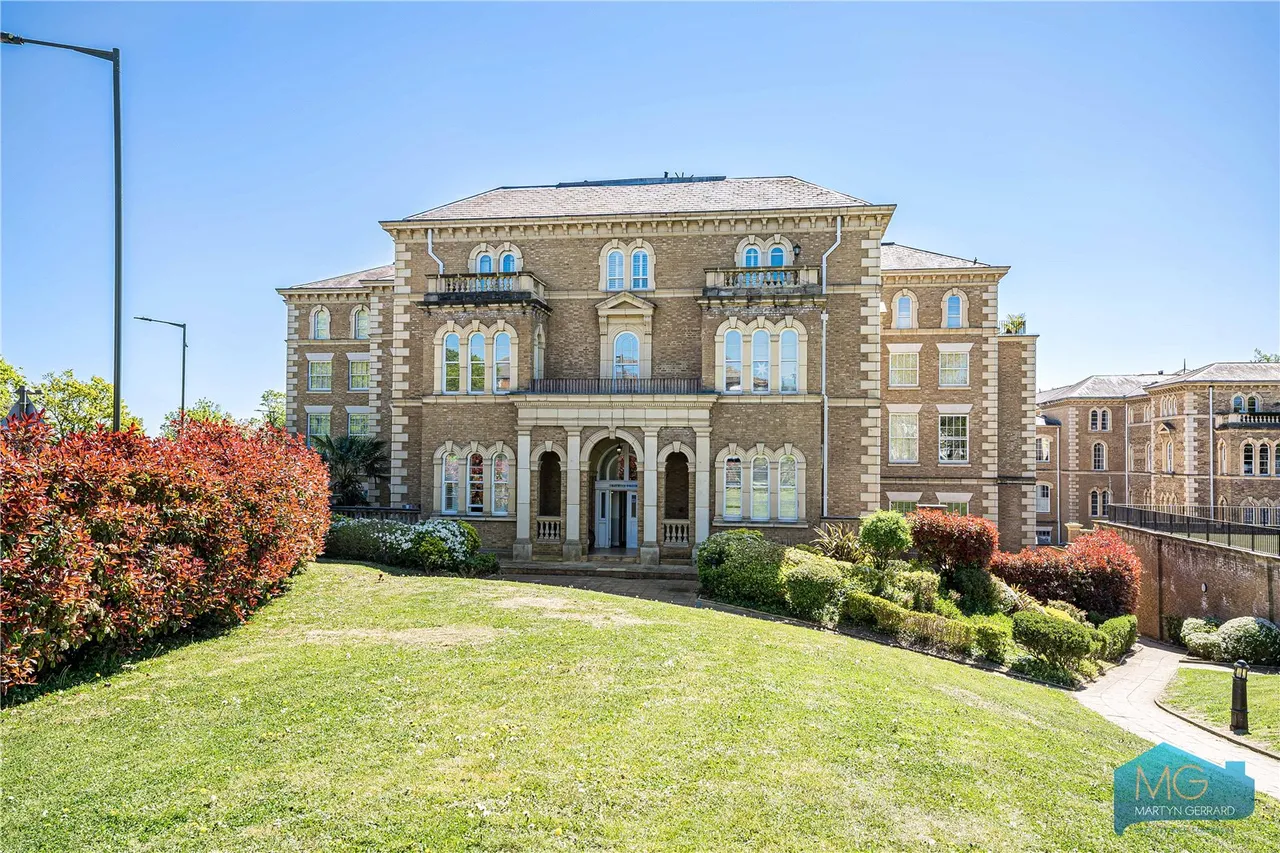 2 bed flat for sale, Royal Drive, Friern Barnet, N11