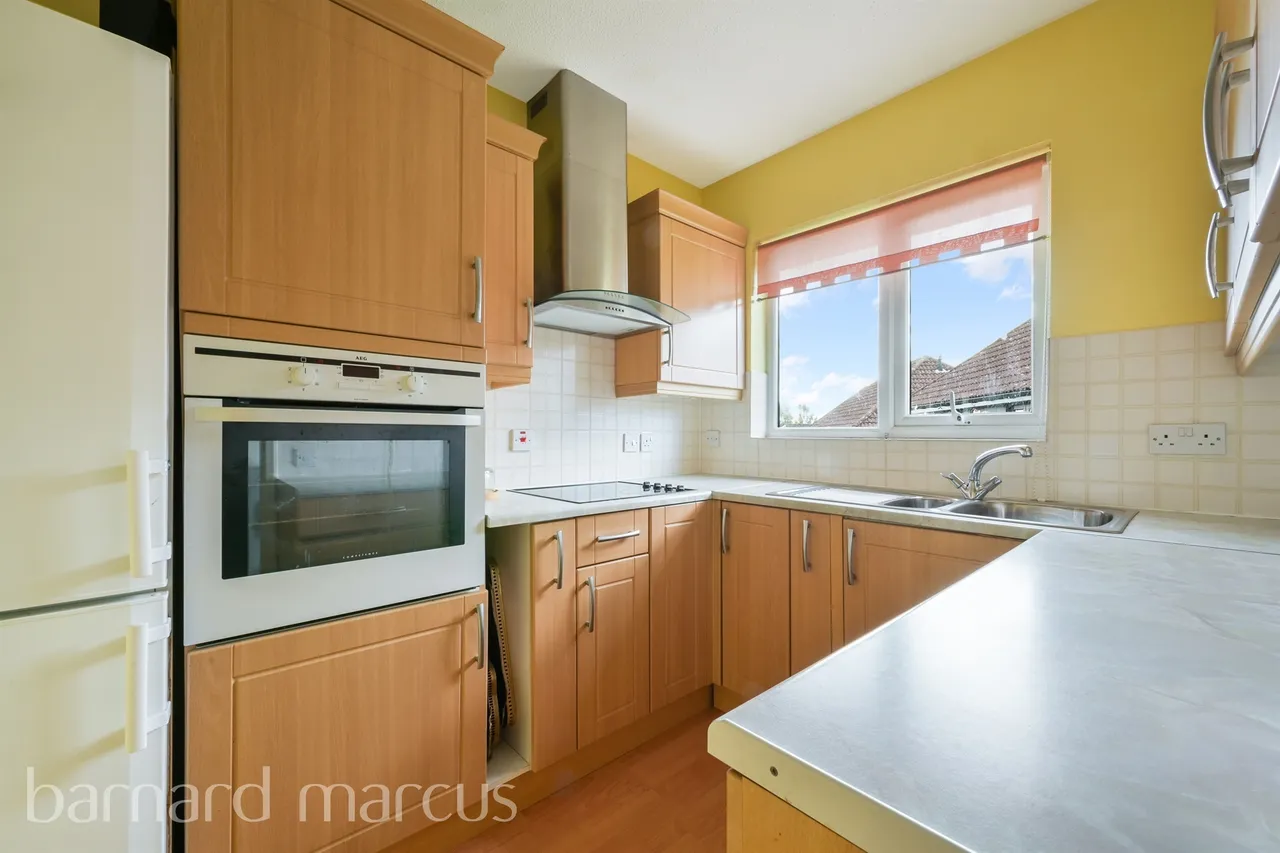 Chestnut Close, Redhill, photo 4
