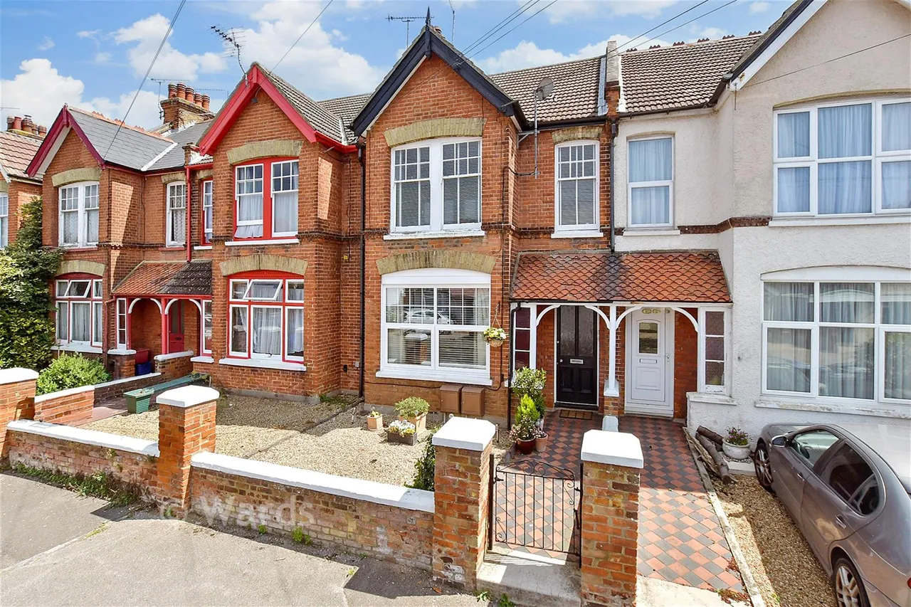 2 bed flat for sale, Douglas Road, Herne Bay, CT6