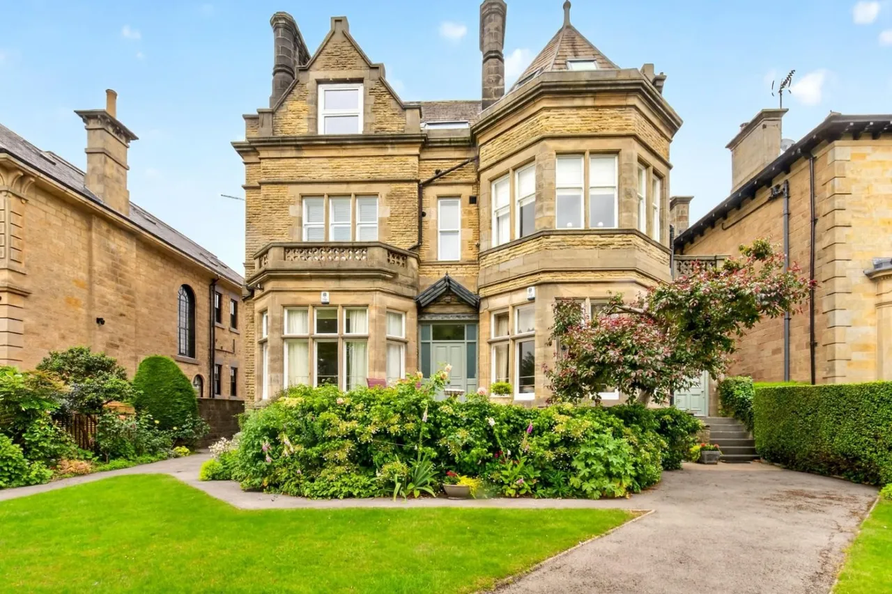 2 bed flat for sale — York Place, Harrogate