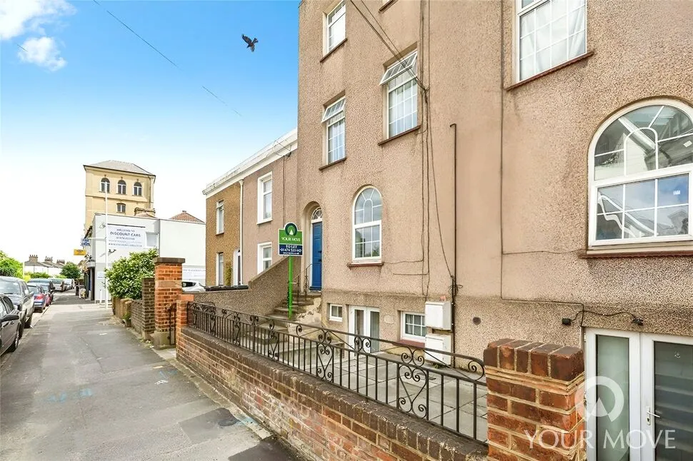 1 bed flat to rent — Dover Road, Northfleet, Kent, DA11
