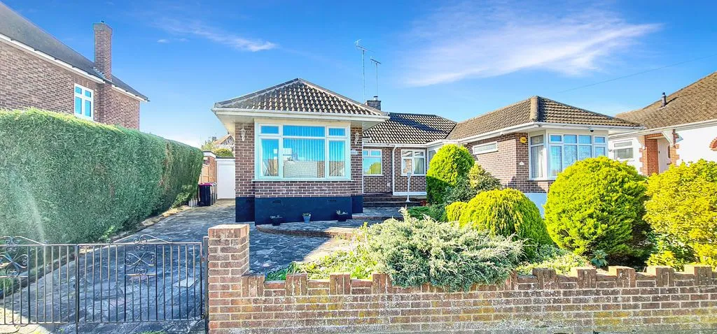2 bed house for sale — Mountain Ash Avenue, Leigh-On-Sea, Essex, SS9 4SZ