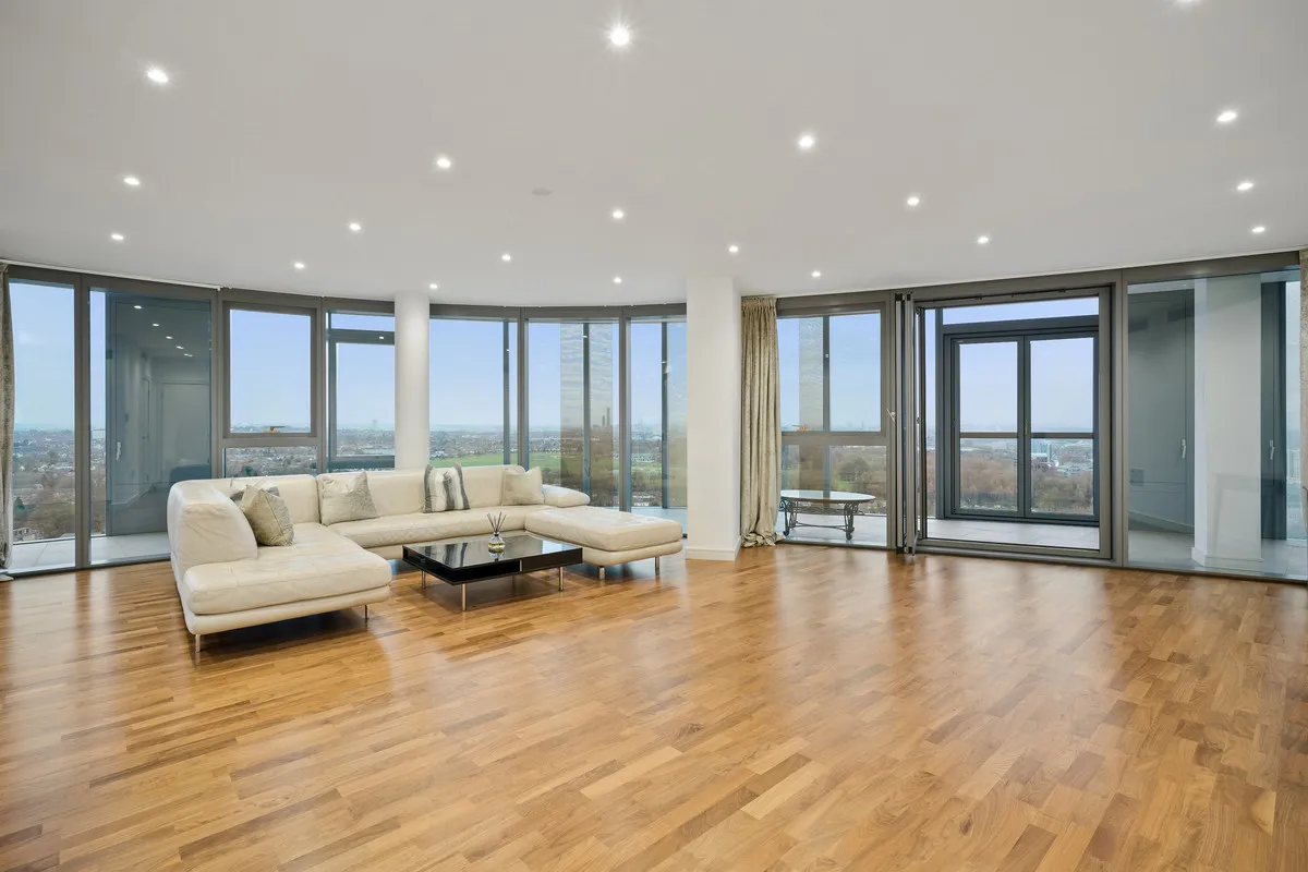 3 bed property for sale, Ealing Road, Brentford, TW8
