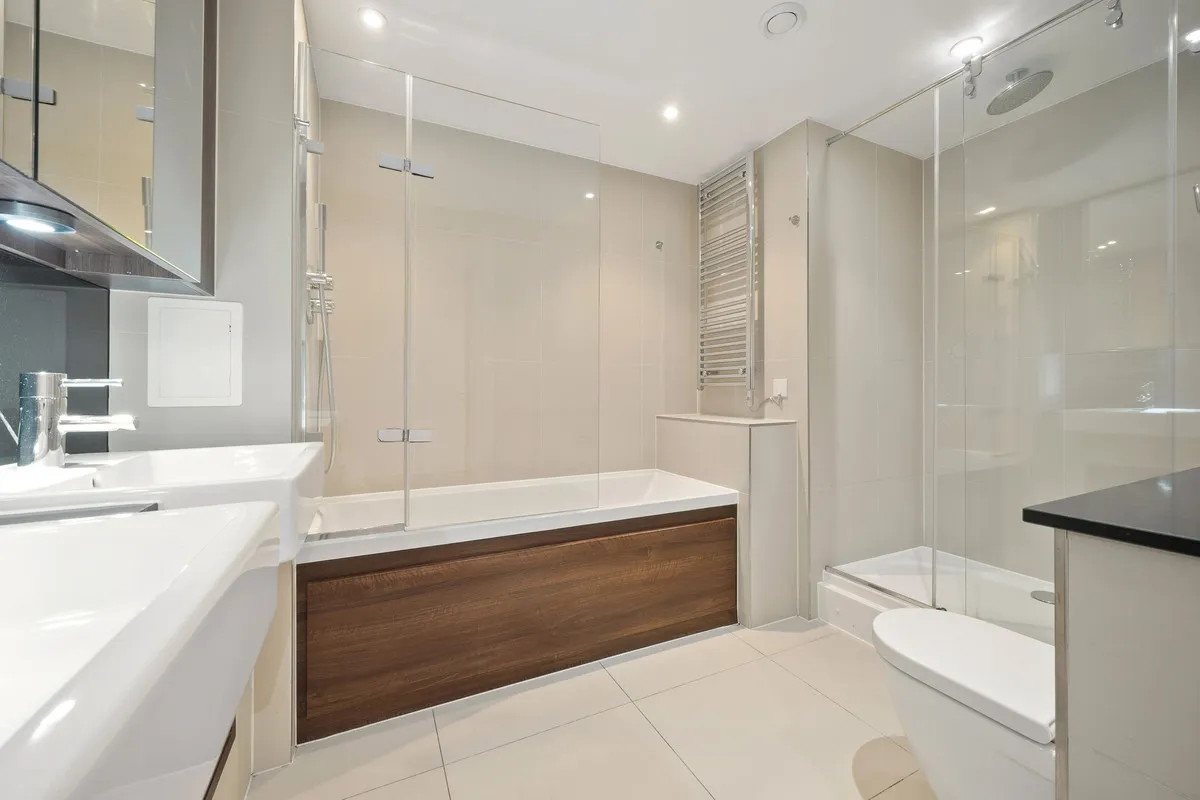 Ealing Road, Brentford, TW8, photo 15