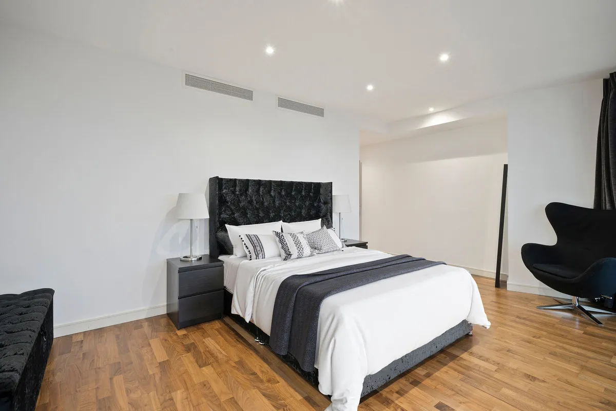 Ealing Road, Brentford, TW8, photo 14