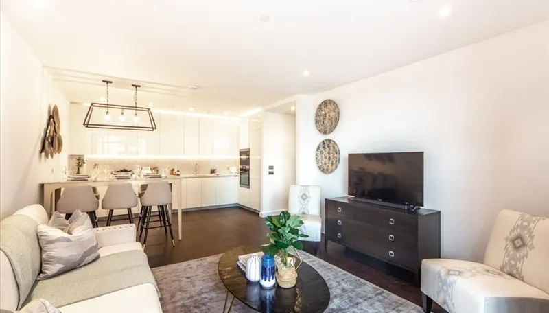 3 bed flat to rent — Charles Clowes Walk London SW11