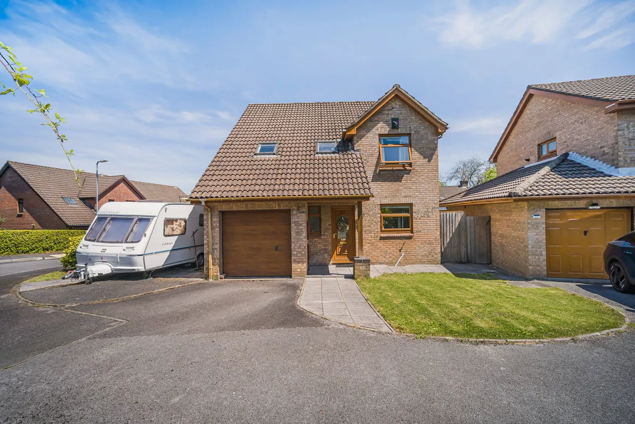 4 bed house for sale, St. Michaels Way, Brackla, CF31