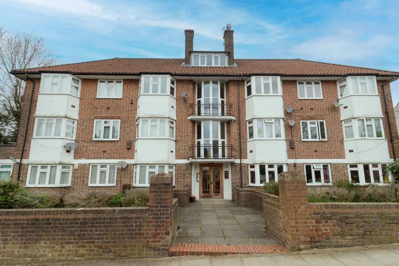 2 bed flat for sale, Penshurst Gardens, HA8