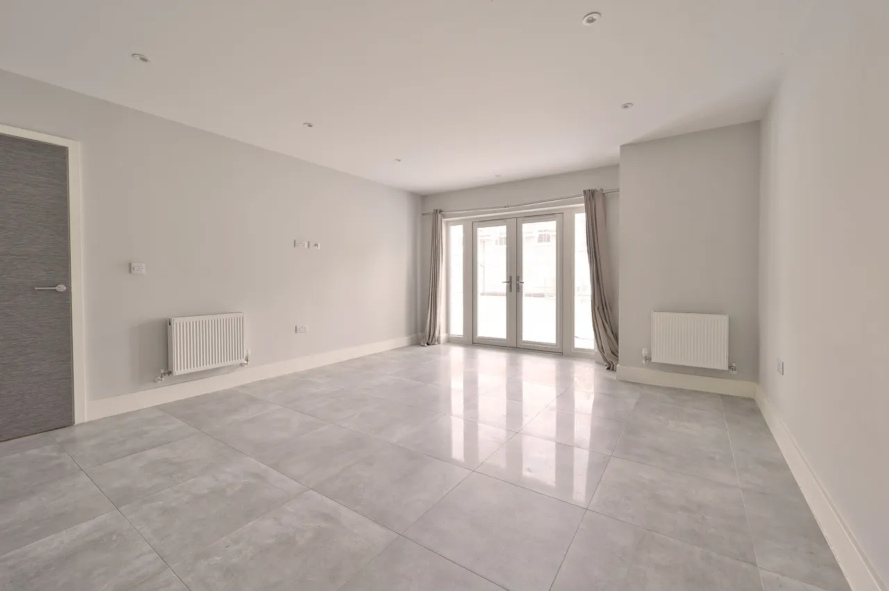 Flat 3, Ellam Court, Bushey Hall Road, photo 4