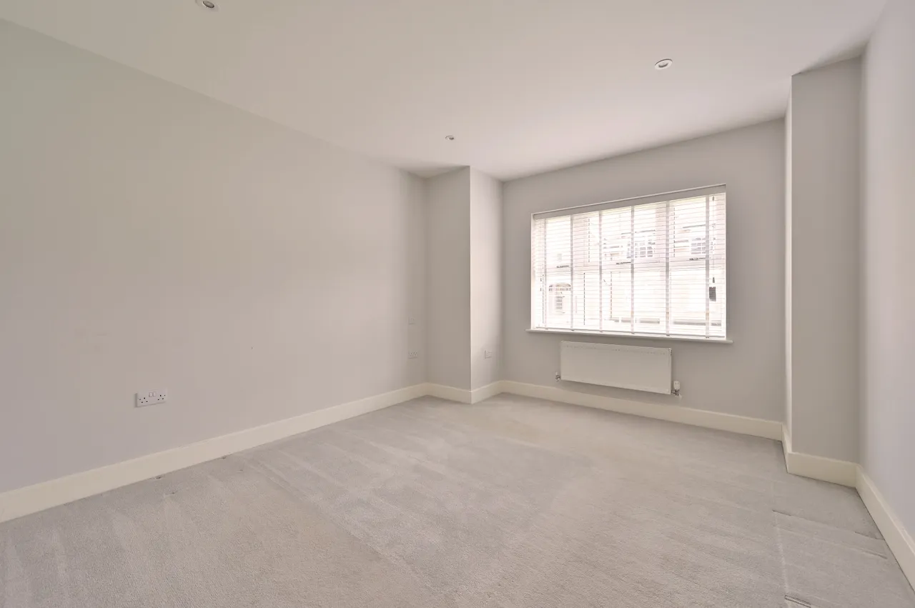 Flat 3, Ellam Court, Bushey Hall Road, photo 6