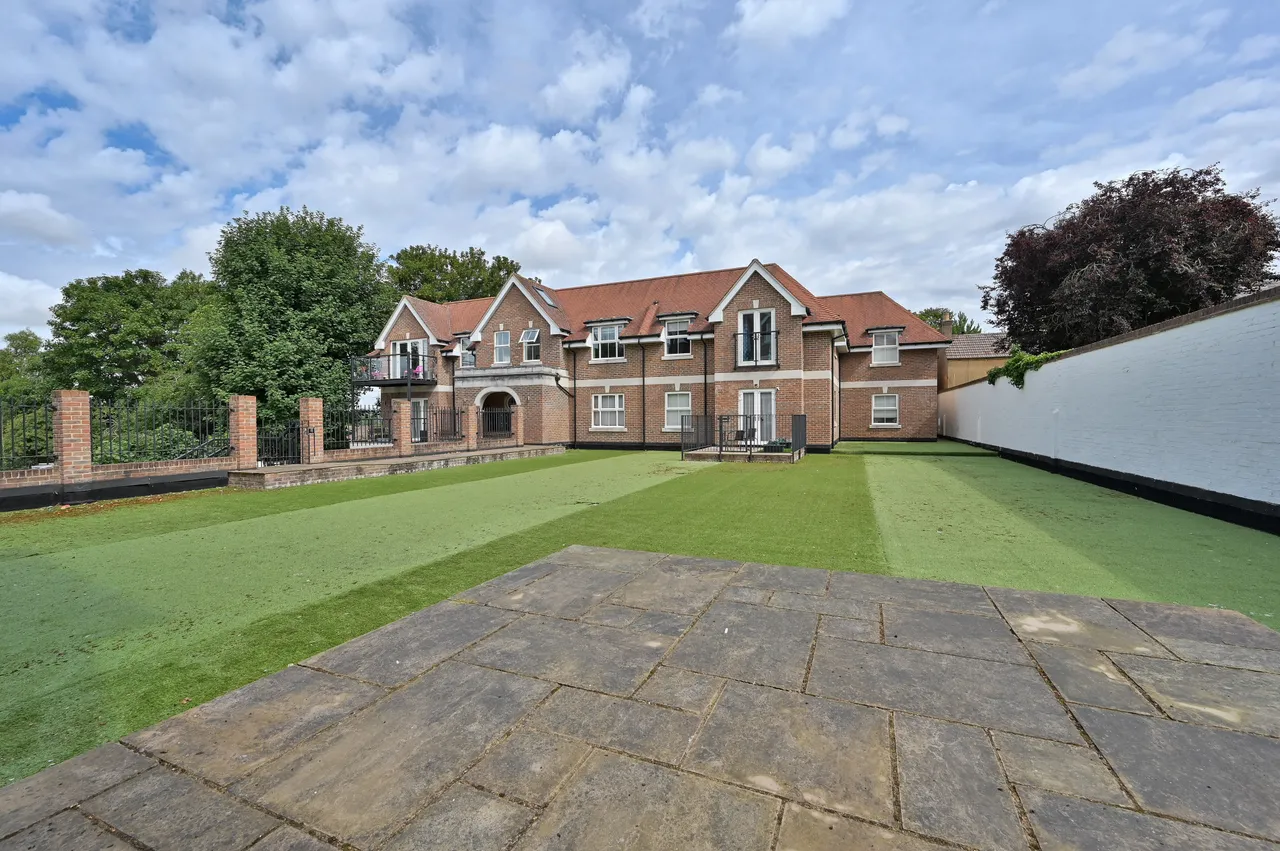 Flat 3, Ellam Court, Bushey Hall Road, photo 10