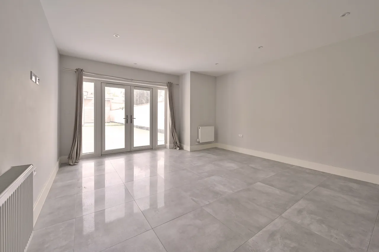 Flat 3, Ellam Court, Bushey Hall Road, photo 2