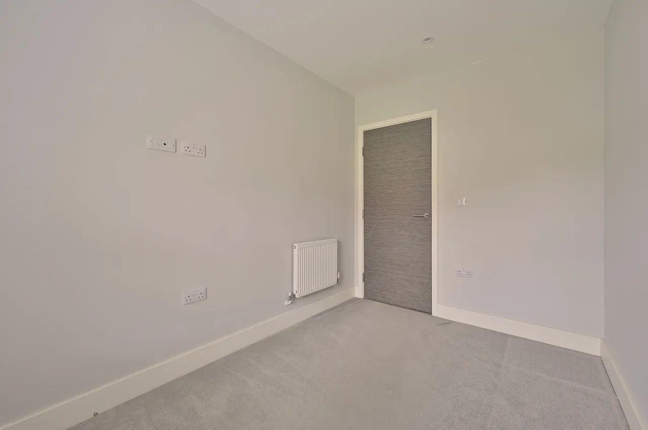 Flat 3, Ellam Court, Bushey Hall Road, photo 9