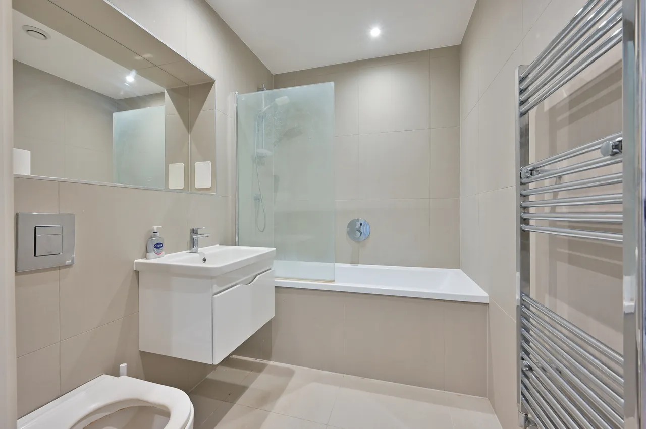 Flat 3, Ellam Court, Bushey Hall Road, photo 7