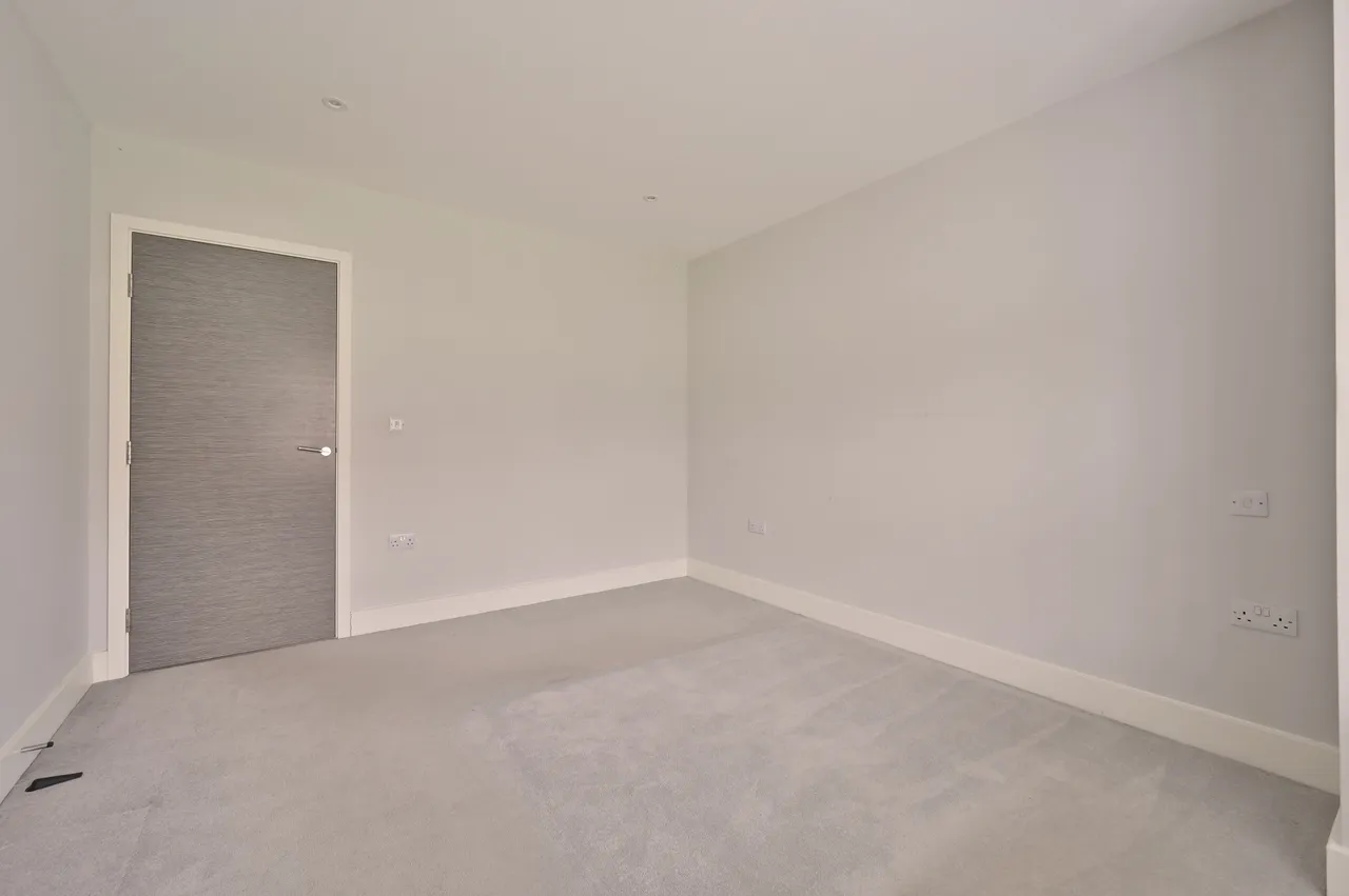 Flat 3, Ellam Court, Bushey Hall Road, photo 5