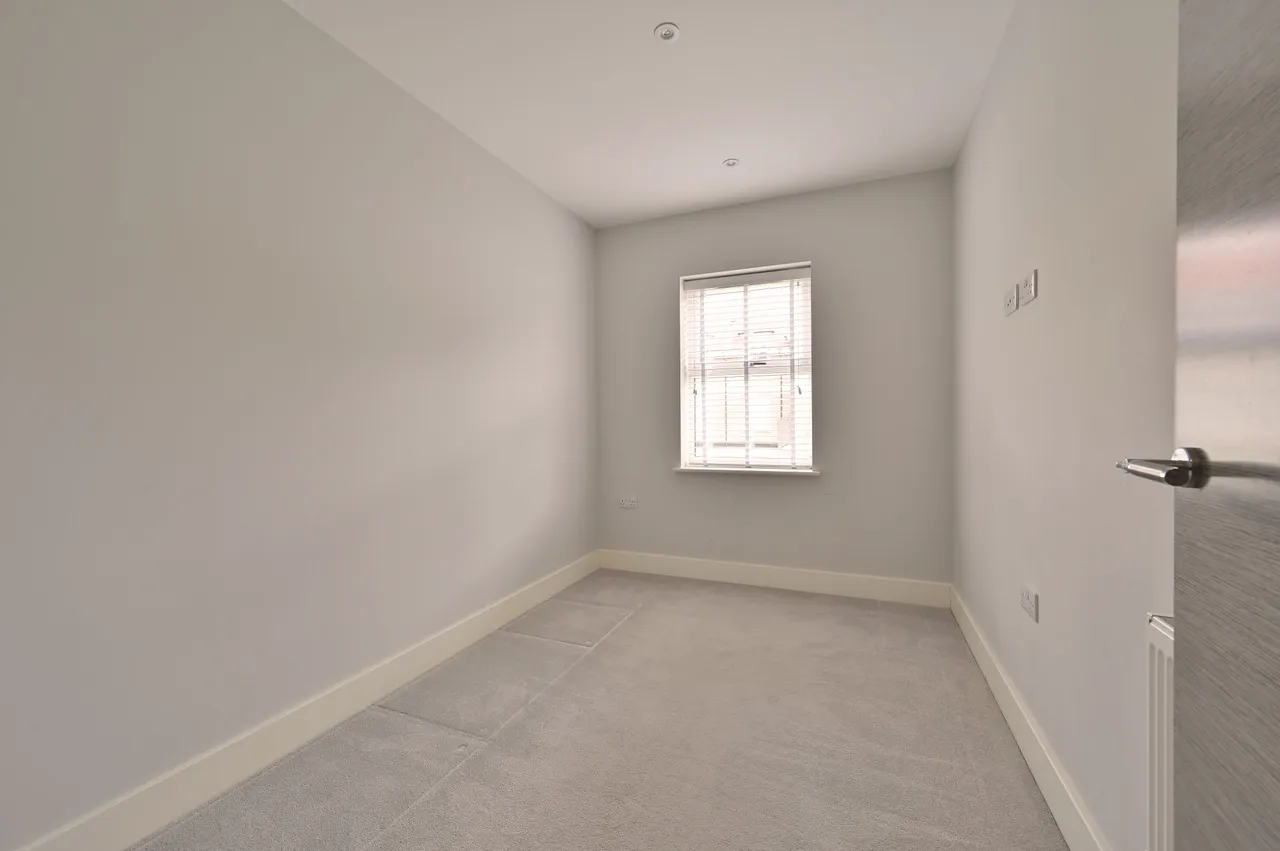 Flat 3, Ellam Court, Bushey Hall Road, photo 8