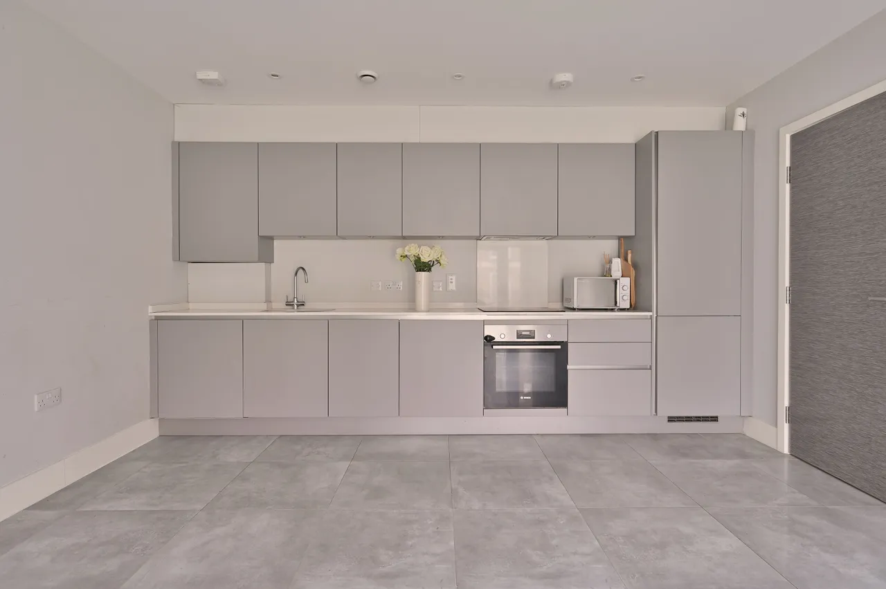 Flat 3, Ellam Court, Bushey Hall Road, photo 3