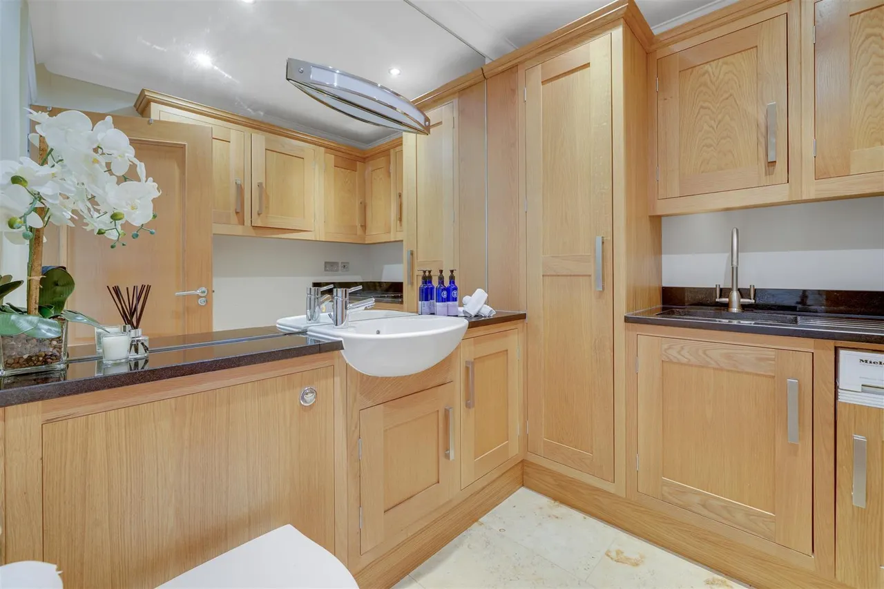 Old Farm Road, Hampton, TW12, photo 9