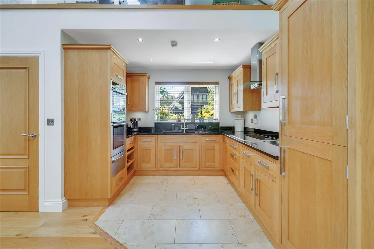 Old Farm Road, Hampton, TW12, photo 3