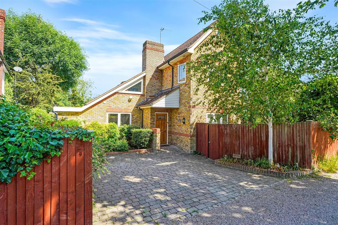 3 bed house for sale, Old Farm Road, Hampton, TW12