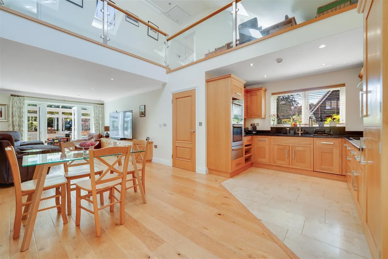 Old Farm Road, Hampton, TW12, photo 5