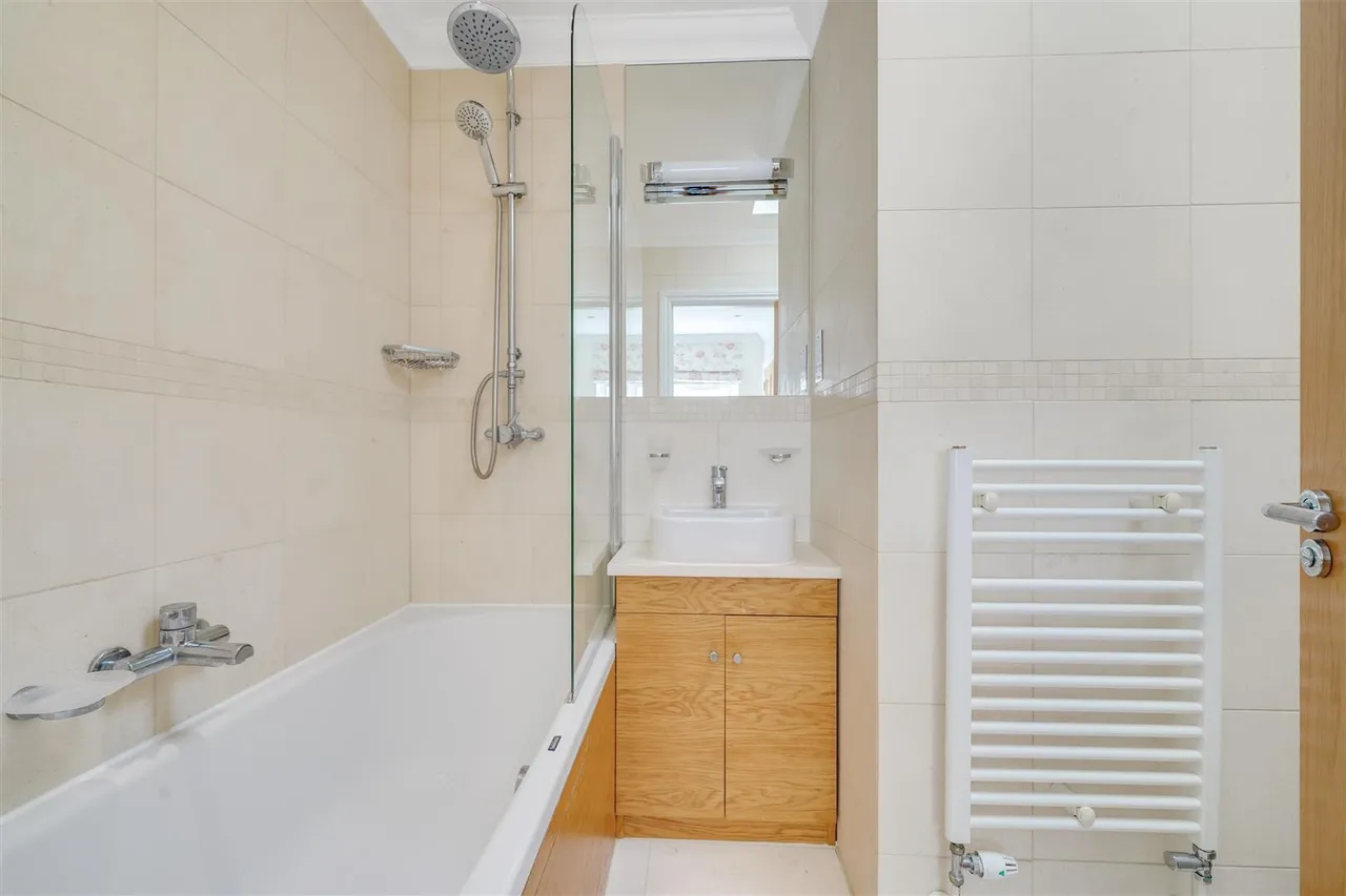 Old Farm Road, Hampton, TW12, photo 12