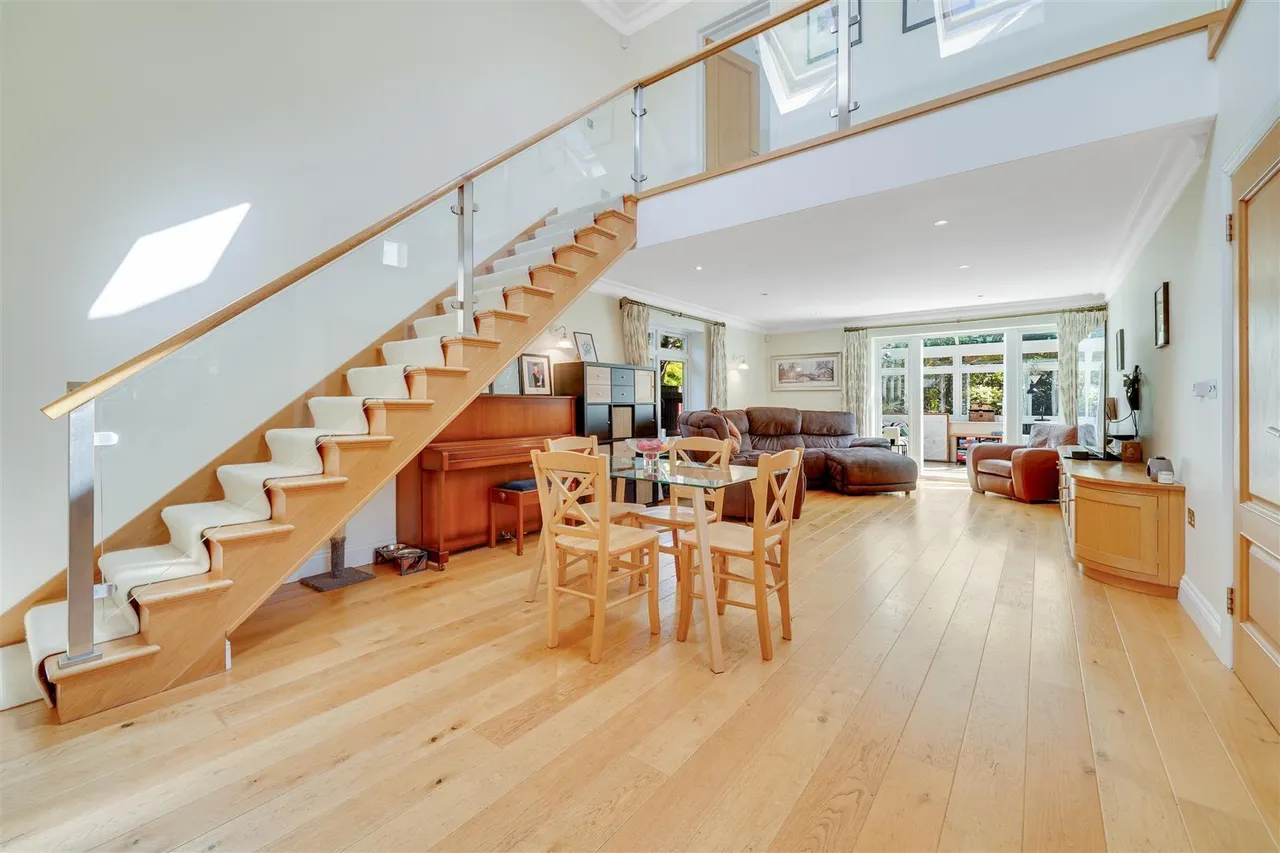Old Farm Road, Hampton, TW12, photo 2