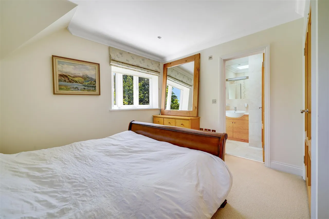 Old Farm Road, Hampton, TW12, photo 8