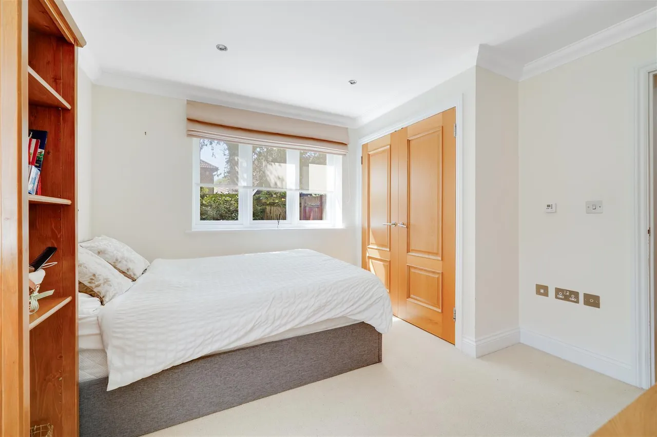 Old Farm Road, Hampton, TW12, photo 6