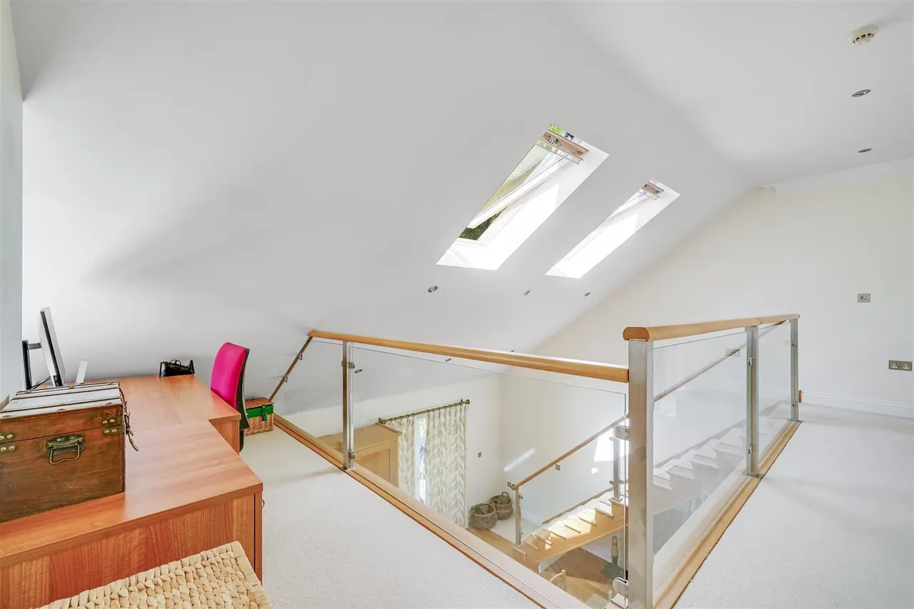 Old Farm Road, Hampton, TW12, photo 13