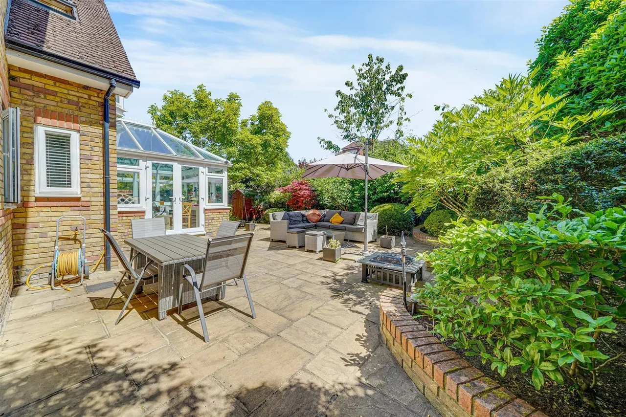 Old Farm Road, Hampton, TW12, photo 15