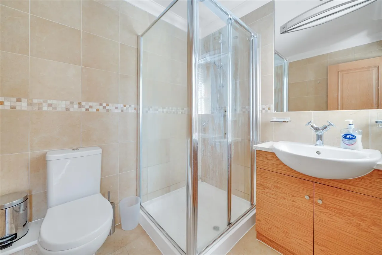 Old Farm Road, Hampton, TW12, photo 10