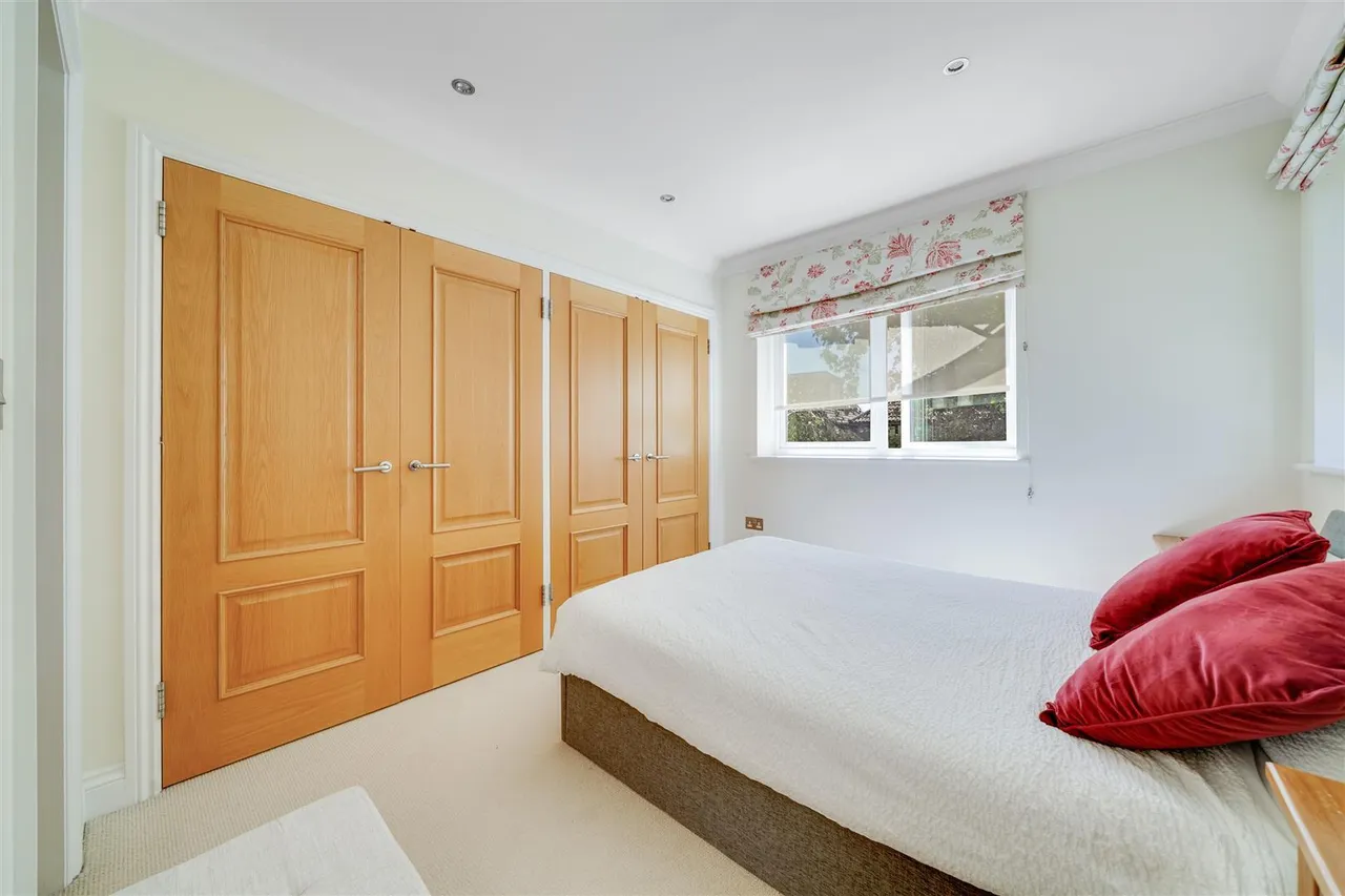 Old Farm Road, Hampton, TW12, photo 7