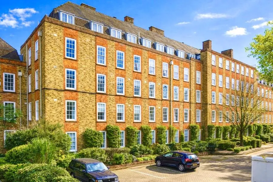 3 bed flat for sale, Vicarage Crescent, London, SW11