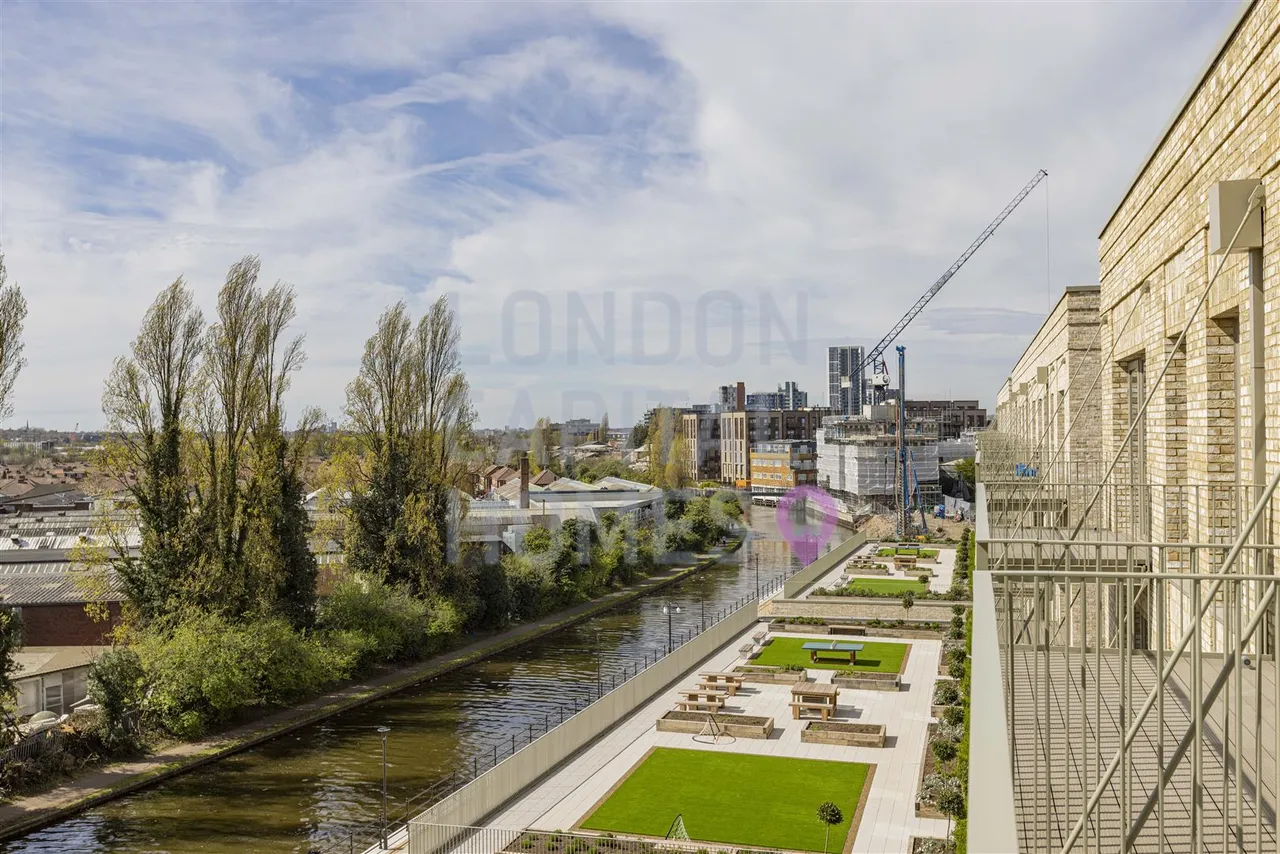 Beresford Avenue, London, photo 12