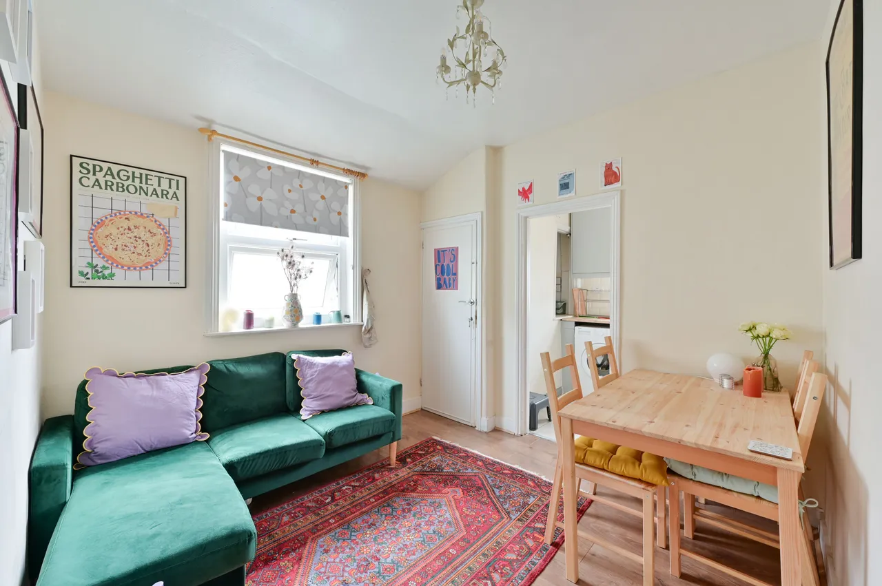 19a Quicks Road, London, photo 2