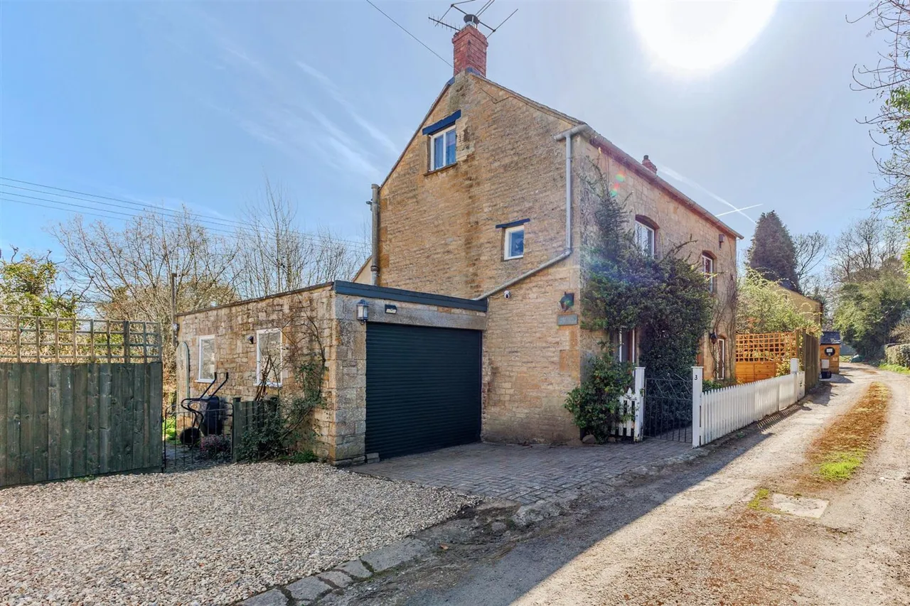 4 bed house for sale — 3 Post Office Lane, Draycott, GL56