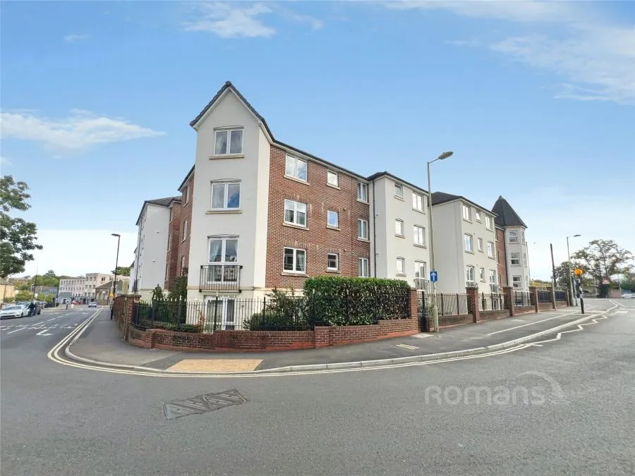 2 bed flat for sale, Windsor Way, Aldershot, GU11