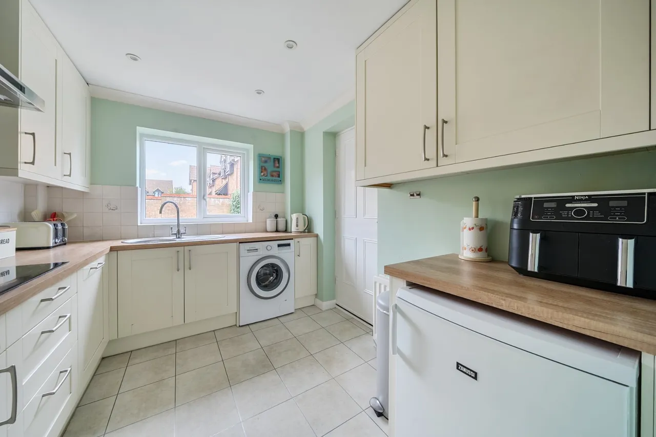 Suffolk Drive, Guildford, GU4, photo 8